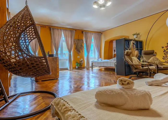 Tree House-Old Town Brasov